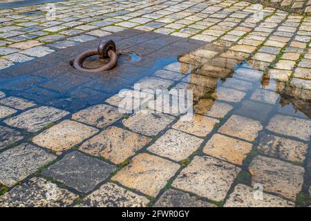 Vecchio anello arrugginito ormeggio sul molo di ciottoli al Porto Vecchio di la Rochelle porto, Charente Maritime, Francia Foto Stock