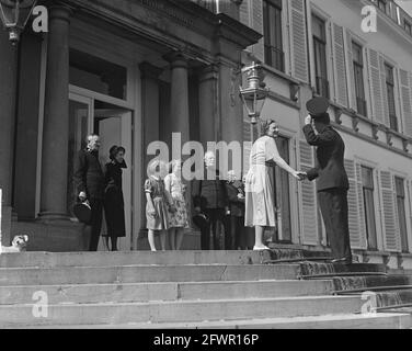 London Salvation Army Music Corps, International staff Band of the Salvation Army, esegue un concerto per la regina Juliana a Soestdijk. La Regina ringrazia il direttore, maggiore B. Adams, 14 aprile 1949, concerti, famiglia reale, musica, Paesi Bassi, foto agenzia stampa del XX secolo, notizie da ricordare, documentario, fotografia storica 1945-1990, storie visive, Storia umana del XX secolo, che cattura momenti nel tempo Foto Stock