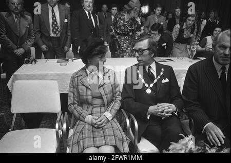 Principessa Margriet al secondo congresso internazionale di dentisti a Hilton Amsterdam; Principessa Margriet in conversazione con Brautigam, 22 aprile 1974, congressi, conversazioni, I Paesi Bassi, foto agenzia stampa del XX secolo, notizie da ricordare, documentario, fotografia storica 1945-1990, storie visive, Storia umana del XX secolo, che cattura momenti nel tempo Foto Stock