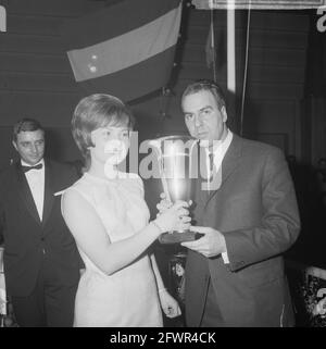 1965 al Marcel's di Rembrandtplein. Il vincitore Jeanette van Zutphen riceve una coppa d'argento da Willem Duys, 29 gennaio 1965, coppe, ricevimenti, Talent shows, vincitori, Paesi Bassi, foto agenzia stampa del XX secolo, notizie da ricordare, documentario, fotografia storica 1945-1990, storie visive, Storia umana del XX secolo, che cattura momenti nel tempo Foto Stock