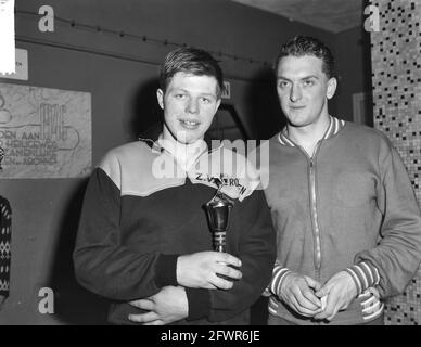 Gare nazionali di nuoto per Mother Triebels e Obeltbeker all'Heiligeweg di Amsterdam. Rein Altena (a destra) ha vinto 200 metri, 10 febbraio 1963, competizioni, nuoto, I Paesi Bassi, foto agenzia stampa del XX secolo, notizie da ricordare, documentario, fotografia storica 1945-1990, storie visive, Storia umana del XX secolo, che cattura momenti nel tempo Foto Stock