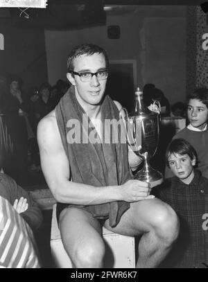 Gare nazionali di nuoto per Mother Triebels e Obeltbeker all'Heiligeweg di Amsterdam. Bert Sittters ha vinto l'Obeltbeker a 200, 10 febbraio 1963, competizioni, nuoto, I Paesi Bassi, foto agenzia stampa del XX secolo, notizie da ricordare, documentario, fotografia storica 1945-1990, storie visive, Storia umana del XX secolo, che cattura momenti nel tempo Foto Stock