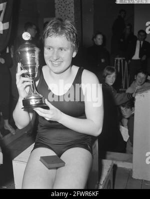 Gare nazionali di nuoto per Mother Triebels e Obeltbeker all'Heiligeweg di Amsterdam. Marianne Heemskerk, 10 febbraio 1963, competizioni, nuoto, I Paesi Bassi, foto agenzia stampa del XX secolo, notizie da ricordare, documentario, fotografia storica 1945-1990, storie visive, Storia umana del XX secolo, che cattura momenti nel tempo Foto Stock