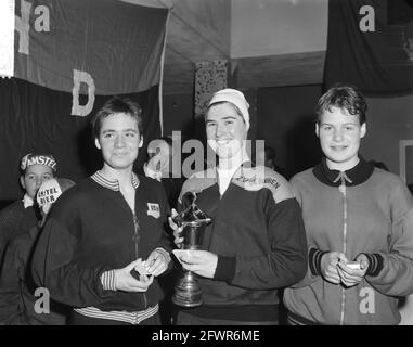 Gare nazionali di nuoto per Mother Triebels e Obeltbeker all'Heiligeweg di Amsterdam. Ria Kroon, sinistra Betty Heukels e destra, 10 febbraio 1963, competizioni, nuoto, I Paesi Bassi, foto agenzia stampa del XX secolo, notizie da ricordare, documentario, fotografia storica 1945-1990, storie visive, Storia umana del XX secolo, che cattura momenti nel tempo Foto Stock