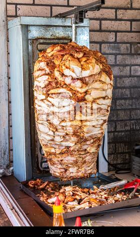 Tradizionale cibo veloce Döner Kebab carne su una griglia rotante. Shawarma è uno dei più popolari di fast food Foto Stock