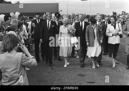 La principessa Margriet svela un monumento all'aeroporto di Teuge per commemorare il ritorno della principessa Juliana e delle tre figlie ai Paesi Bassi liberati il 2 agosto 1945: Da sinistra a destra Pieter van Vollenhoven, la principessa Juliana, ignota e la principessa Margriet, 7 settembre 1985, famiglia reale, monumenti, Svelazioni, principesse, campi d'aviazione, Paesi Bassi, foto dell'agenzia stampa del XX secolo, notizie da ricordare, documentario, fotografia storica 1945-1990, storie visive, Storia umana del XX secolo, che cattura momenti nel tempo Foto Stock