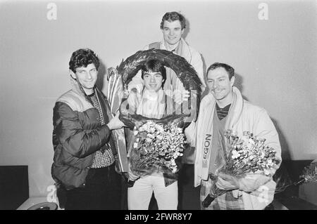 Squadra di pattinaggio Ned. Dopo i Campionati del mondo ad Hamar; campione del mondo Hein Verger con Frits Schalij, Emile Hopman e Hilbert van der duim, 18 febbraio 1985, corone, pattinaggio, Sport, Paesi Bassi, foto agenzia stampa del XX secolo, notizie da ricordare, documentario, fotografia storica 1945-1990, storie visive, Storia umana del XX secolo, che cattura momenti nel tempo Foto Stock