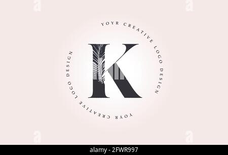 Logo Exotic Letter K con motivo a foglia di palma icona del logo Texture Design. Logo Creative Palm Tree Letter con Modern Leafs Organic Natural Bio idea. Illustrazione Vettoriale