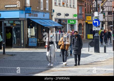 Windsor, Berkshire, Regno Unito. 24 maggio 2021. Gli studenti indossano maschere facciali mentre attraversano Windsor. A seguito dell'eliminazione di alcune delle restrizioni di blocco del Coronavirus Covid-19, alcuni locali e visitatori e il ritorno a Windsor, anche se la città rimane ancora più tranquilla del solito. Credit: Maureen McLean/Alamy Live News Foto Stock