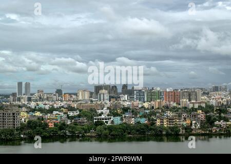 Kolkata, India. 22 ottobre 2020. Nuvole pesanti sono viste sul cielo grazie al Super ciclone 'Yaas' a Kolkata. L'IMD (India Meteorological Department) aveva previsto in precedenza che la tempesta ciclonica "Yaas" colpirà le coste di Odisha e Bengala Occidentale il 26 maggio ed entrambi gli stati sperimenteranno forti precipitazioni dal 22 al 26 maggio. (Foto di Sudipta Das/Pacific Press/Sipa USA) Credit: Sipa USA/Alamy Live News Foto Stock