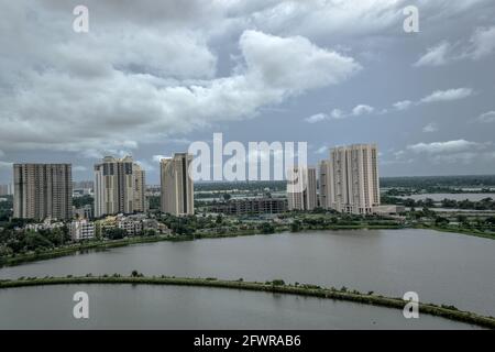 Kolkata, India. 22 ottobre 2020. Nuvole pesanti sono viste sul cielo grazie al Super ciclone 'Yaas' a Kolkata. L'IMD (India Meteorological Department) aveva previsto in precedenza che la tempesta ciclonica "Yaas" colpirà le coste di Odisha e Bengala Occidentale il 26 maggio ed entrambi gli stati sperimenteranno forti precipitazioni dal 22 al 26 maggio. (Foto di Sudipta Das/Pacific Press/Sipa USA) Credit: Sipa USA/Alamy Live News Foto Stock