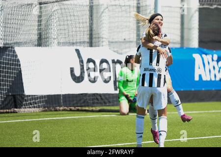 Vinovo, Italia. 23 maggio 2021. Andrea Staskova della Juventus celebra con Barbara Bonansea della Juventus un gol durante la partita di calcio femminile della Serie a tra Juventus FC e Inter Milan. Gli stadi sportivi di tutta Italia restano soggetti a rigorose restrizioni a causa del Coronavirus Pandemic, in quanto le leggi governative in materia di distanziamento sociale vietano i tifosi all'interno dei locali, con conseguente gioco a porte chiuse. Juventus ha vinto 4-0 su Inter Milan (Foto di Alberto Gandolfo/Pacific Press/Sipa USA) Credit: Sipa USA/Alamy Live News Foto Stock