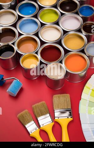 Apri barattoli di vernice con un pennello, colori dell'Arcobaleno Foto Stock