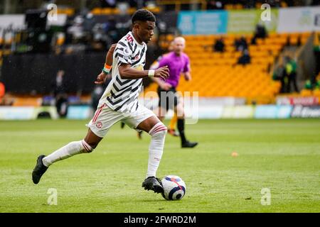 23 maggio 2021; Molineux Stadium, Wolverhampton, West Midlands, Inghilterra; Campionato inglese di calcio, Wolverhampton Wanderers contro Manchester United; Amad Diallo di Manchester United corre a centrocampo con la palla Foto Stock