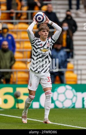 23 maggio 2021; Molineux Stadium, Wolverhampton, West Midlands, Inghilterra; Campionato inglese di calcio, Wolverhampton Wanderers contro Manchester United; Brandon Williams di Manchester United prende un tiro Foto Stock