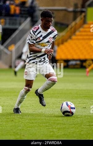 23 maggio 2021; Molineux Stadium, Wolverhampton, West Midlands, Inghilterra; Calcio della Premier League inglese, Wolverhampton Wanderers contro Manchester United; Amad Diallo di Manchester United porta la palla nel centrocampo Foto Stock