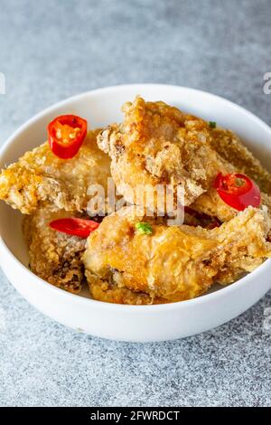 Pollo croccante al latte delle farfalle fritto Foto Stock