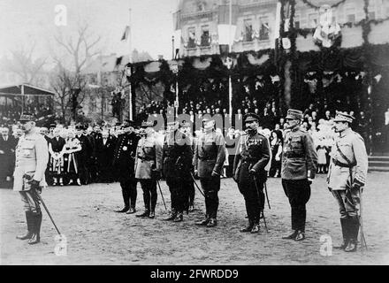 Una cerimonia a Metz l'8 dicembre 1918, quando il Baton del Maresciallo è stato presentato al generale Philippe Pétain dell'esercito francese. Allineati dietro di lui sono (da sinistra a destra): Marshall Joffre; Marshal Foch; Field Marshal Sir Douglas Haig; Generale John J. Pershing; Generale Gillain; Generale Albricci e Generale Haller. Foto Stock