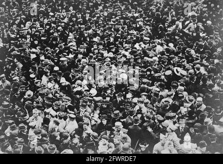 Una scena di strada a Parigi il 11 novembre 1918, dopo aver ricevuto la notizia che la Germania aveva firmato l'armistizio. Foto Stock