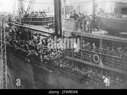 Soldati statunitensi a bordo di una compagnia, tornando a casa dopo la Grande Guerra. Foto Stock