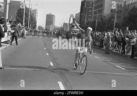 Criterium per il Campionato olandese di ciclismo amatoriale a Rotterdam, vincitore individuale H. Luneburg attraversa il traguardo, 15 luglio 1972, AMATORI, WIELRENENEN, vincitori, I Paesi Bassi, foto agenzia stampa del XX secolo, notizie da ricordare, documentario, fotografia storica 1945-1990, storie visive, Storia umana del XX secolo, che cattura momenti nel tempo Foto Stock