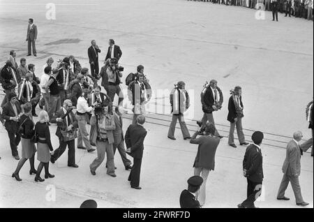 Nazionale olandese di ritorno da Monaco a Schiphol, giocatori platform con wreaths on (da sopra), 8 luglio 1974, squadre, wreaths, Piattaforme, Paesi Bassi, foto agenzia stampa del XX secolo, notizie da ricordare, documentario, fotografia storica 1945-1990, storie visive, Storia umana del XX secolo, che cattura momenti nel tempo Foto Stock