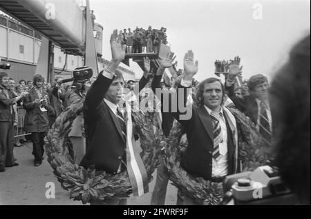 Nazionale olandese di ritorno da Monaco all'aeroporto di Schiphol, Cruijff con la corona, sventolando alla folla, 8 luglio 1974, squadre, Crowd, Paesi Bassi, foto agenzia stampa del XX secolo, notizie da ricordare, documentario, fotografia storica 1945-1990, storie visive, Storia umana del XX secolo, che cattura momenti nel tempo Foto Stock