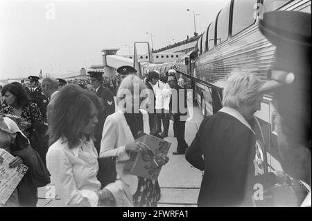 Nazionale olandese di ritorno da Monaco a Schiphol, mogli dei giocatori a Schiphol, centro Danny Cruyff, 8 luglio 1974, undici, I Paesi Bassi, foto agenzia stampa del XX secolo, notizie da ricordare, documentario, fotografia storica 1945-1990, storie visive, Storia umana del XX secolo, che cattura momenti nel tempo Foto Stock