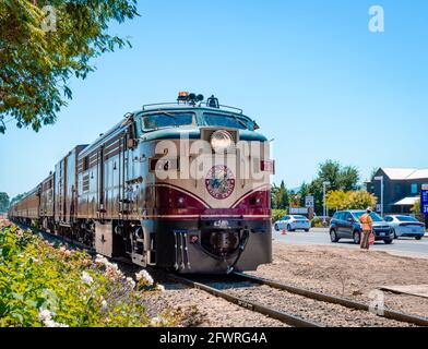 Il Napa Valley Wine Train. Si tratta di un treno per escursioni a conduzione privata che corre tra Napa e St. Helena, passando attraverso vigneti e aziende vinicole. Foto Stock