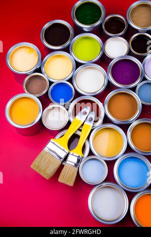 Apri barattoli di vernice con un pennello, colori dell'Arcobaleno Foto Stock