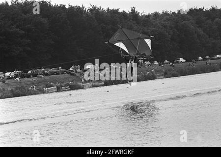 Campionato nazionale olandese Sci d'acqua sul Bosbaan ad Amsterdam, varie azioni, luglio 18 1976, CAMPIONATI, Sci d'acqua, I Paesi Bassi, foto agenzia stampa del XX secolo, notizie da ricordare, documentario, fotografia storica 1945-1990, storie visive, Storia umana del XX secolo, che cattura momenti nel tempo Foto Stock