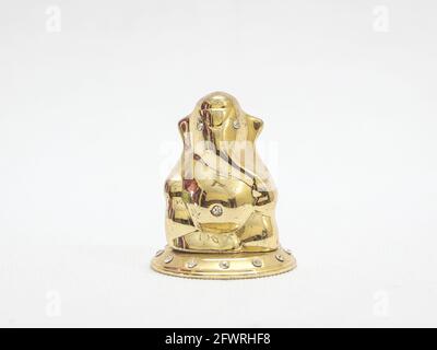 indù dio signore ganesh brillante statua dorata isolato in un sfondo bianco Foto Stock