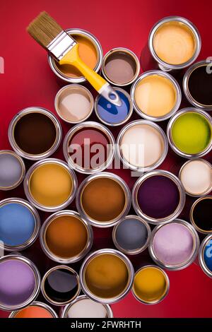 Apri barattoli di vernice con un pennello, colori dell'Arcobaleno Foto Stock