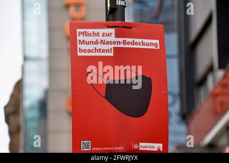 Colonia, Germania. 23 maggio 2021. Un segno indica che le maschere sono obbligatorie. Credit: Horst Galuschka/dpa/Alamy Live News Foto Stock