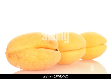 Tre succose albicocche di ananas, primo piano, isolate su bianco. Foto Stock