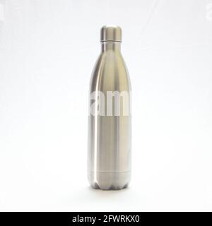 thermos da vuoto in argento lucido isolato su fondo bianco Foto Stock