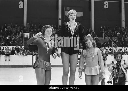 Campionato olandese di pattinaggio a figura; Sophia (l) e Anne Marie Verlaan rispettivamente secondo e primo. Rudina Pasveer (a destra) ha terminato il terzo, 15 gennaio 1977, pattinaggio di figura, pattinaggio di figura, I Paesi Bassi, foto agenzia stampa del XX secolo, notizie da ricordare, documentario, fotografia storica 1945-1990, storie visive, Storia umana del XX secolo, che cattura momenti nel tempo Foto Stock