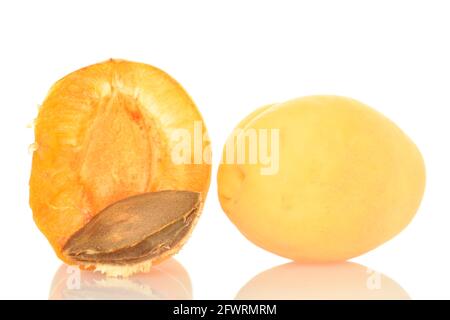 Un albicocca di ananas matura e mezzo con un seme, primo piano, isolato su bianco. Foto Stock