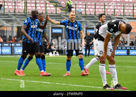 Milano, Italia. 23 maggio 2021. Romelu Lukaku (9) di Inter segna per il 5-0 e celebra con Christian Eriksen (24) e Ashley Young (15) durante la serie UNA partita tra Inter e Udinese a Giuseppe Meazza a Milano. (Photo Credit: Gonzales Photo/Alamy Live News Foto Stock