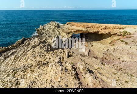 Cala Maidduzza con la grotta della Perciata all'interno della Riserva Naturale Siciliana, paesaggio marino mediterraneo, Terrasini, provincia di Palermo, Italia Foto Stock