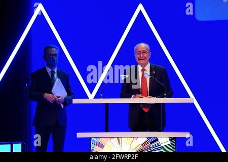 Malaga, Spagna. 7 maggio 2021. Presidente del Festival de Malaga, Juan Antonio Vigar (l) e Sindaco di Malaga, Francisco de la Torre (r), Visto durante la presentazione della 24a edizione del 'Festival de Malaga' al Teatro Cervantes di Malaga.Festival de Malaga 2020 è stato il primo evento cinematografico che si terrà di persona dopo il blocco dovuto a Covid19 in Spagna. Credit: Francis Gonzalez/SOPA Images/ZUMA Wire/Alamy Live News Foto Stock