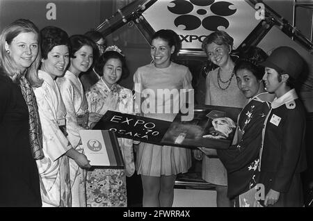 Ragazze olandesi di fronte all'Expo 70 in Giappone con l'artista giapponese mrs. Yoshikawa e le ragazze giapponesi alla RAI Amsterdam, 18 novembre 1969, Paesi Bassi, foto agenzia stampa del XX secolo, notizie da ricordare, documentario, fotografia storica 1945-1990, storie visive, Storia umana del XX secolo, che cattura momenti nel tempo Foto Stock