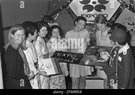 Ragazze olandesi di fronte all'Expo 70 in Giappone con l'artista giapponese mrs. Yoshikawa e ragazze giapponesi in RAI Amsterdam, 18 novembre 1969, Paesi Bassi, foto agenzia stampa del XX secolo, notizie da ricordare, documentario, fotografia storica 1945-1990, storie visive, Storia umana del XX secolo, che cattura momenti nel tempo Foto Stock