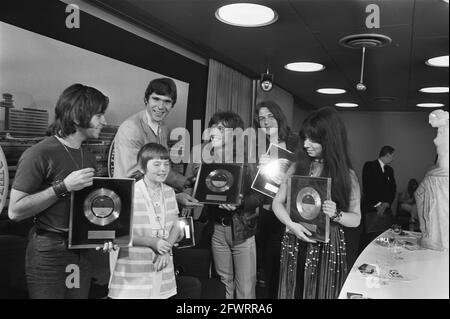 Gruppo pop olandese Shocking Blue arriva all'aeroporto di Schiphol dopo aver visitato l'America, 16 giugno 1970, gruppi pop, tour, I Paesi Bassi, foto agenzia stampa del XX secolo, notizie da ricordare, documentario, fotografia storica 1945-1990, storie visive, Storia umana del XX secolo, che cattura momenti nel tempo Foto Stock