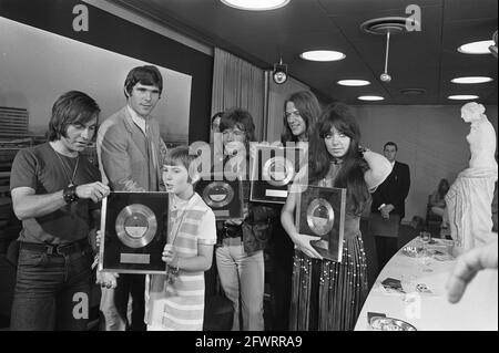 Il gruppo pop olandese Shocking Blue arriva all'aeroporto di Schiphol dopo aver visitato l'America, 16 giugno 1970, Popgroups, toerneeen, I Paesi Bassi, foto agenzia stampa del XX secolo, notizie da ricordare, documentario, fotografia storica 1945-1990, storie visive, Storia umana del XX secolo, che cattura momenti nel tempo Foto Stock