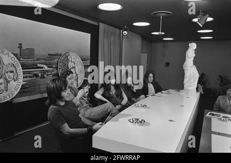 Gruppo pop olandese Shocking Blue arriva all'aeroporto di Schiphol dopo aver visitato l'America, 16 giugno 1970, gruppi pop, tour, I Paesi Bassi, foto agenzia stampa del XX secolo, notizie da ricordare, documentario, fotografia storica 1945-1990, storie visive, Storia umana del XX secolo, che cattura momenti nel tempo Foto Stock