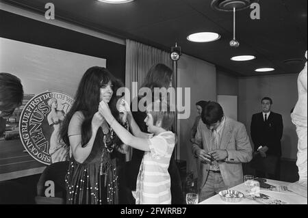 Il gruppo pop olandese Shocking Blue arriva all'aeroporto di Schiphol dopo aver visitato l'America; Wilma appende la medaglia d'oro a Mariska, 16 giugno 1970, gruppi pop, tour, I Paesi Bassi, foto agenzia stampa del XX secolo, notizie da ricordare, documentario, fotografia storica 1945-1990, storie visive, Storia umana del XX secolo, che cattura momenti nel tempo Foto Stock