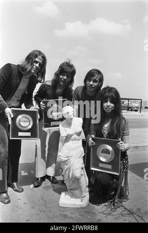 Gruppo pop olandese Shocking Blue arriva all'aeroporto di Schiphol dopo aver visitato l'America; blu scioccante con record d'oro e statua di Venere, 16 giugno 1970, gruppi pop, immagini, Tours, Paesi Bassi, foto agenzia stampa del XX secolo, notizie da ricordare, documentario, fotografia storica 1945-1990, storie visive, Storia umana del XX secolo, che cattura momenti nel tempo Foto Stock