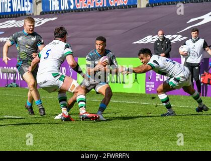 Swansea, Galles. 3 aprile 2021. Keelan Giles of Ospreys sotto la pressione di Sean Robinson di Newcastle Falcons e George Wacokecoke di Newcastle Falcons durante la partita della European Rugby Challenge Cup Round del 16 tra Ospreys e Newcastle Falcons al Liberty Stadium di Swansea, Galles, Regno Unito, il 3 aprile 2021. Gli stadi sportivi di tutto il Regno Unito sono soggetti a rigorose restrizioni a causa del Coronavirus Pandemic, in quanto le leggi governative sull'allontanamento sociale vietano i tifosi all'interno dei locali, con conseguente gioco a porte chiuse. Credito: Duncan Thomas/Majestic Media. Foto Stock