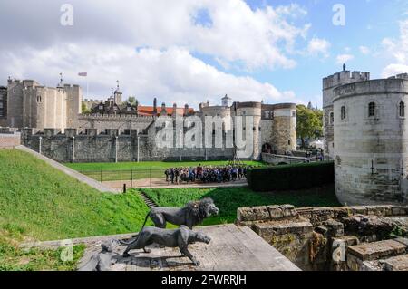 Londra, 19 settembre 2018: Un tour guidato per i visitatori attraverso la Torre. L'uomo in uniforme sul piedistallo di legno racconta ad un grande gruppo l'hist Foto Stock